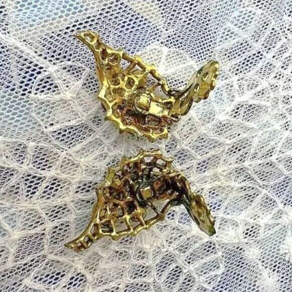 Vintage MCM Emerald Green & Gold Rhinestone Clip Earrings - Picture 3 of 9